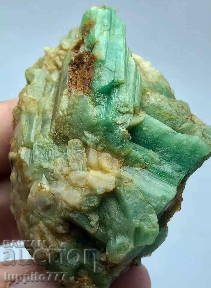 Delivery of 415 carat emerald emerald beryl on matrix unique