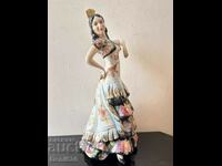 Extremely beautiful porcelain figure statuette