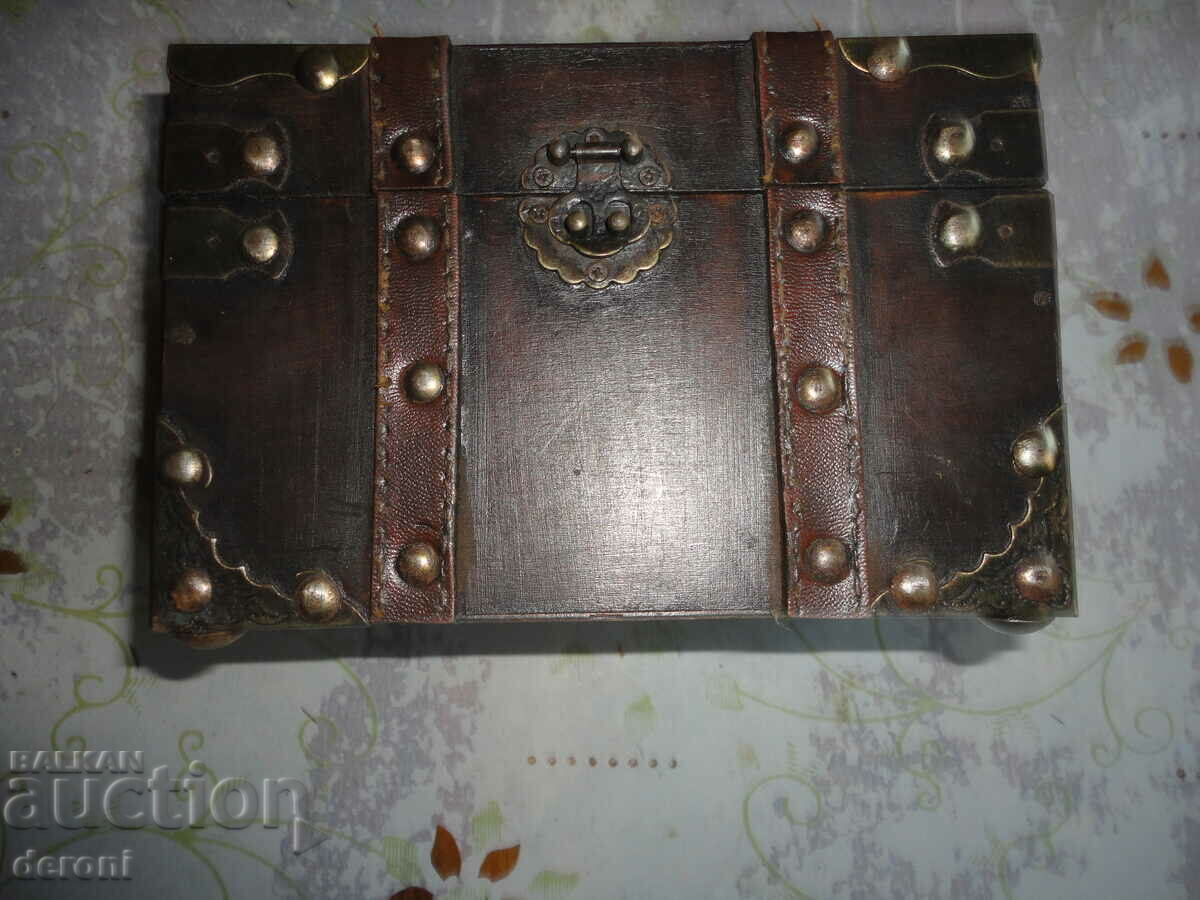 Licitație Cufă minunat din lemn pentru sicriu 2 Licitație Cufă minunat din lemn pentru sicriu 2