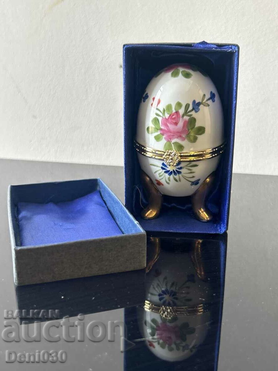 Porcelain jewelry box "egg" with jewel