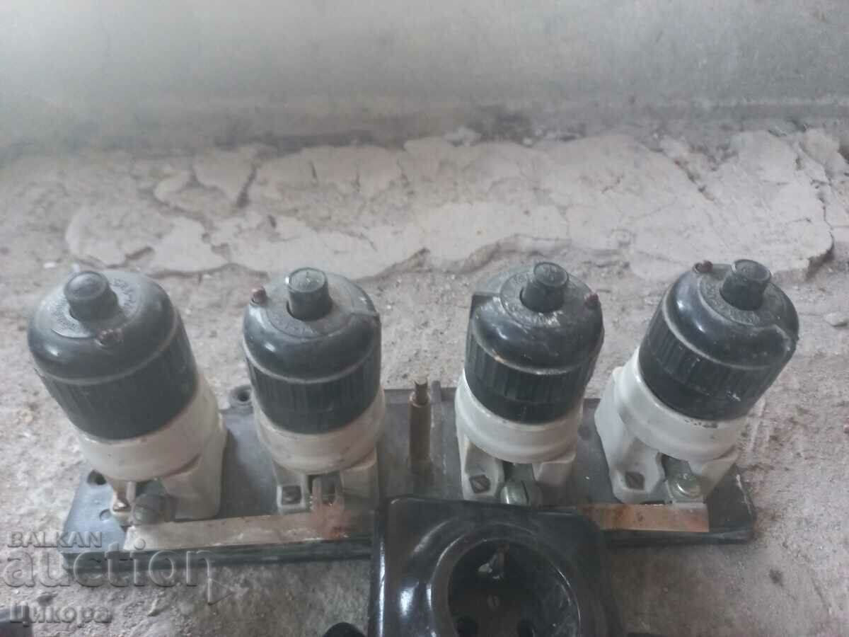 Delivery of OLD BAKELITE IGNITION KEY DASHBOARD LOT Delivery of OLD BAKELITE IGNITION KEY DASHBOARD LOT