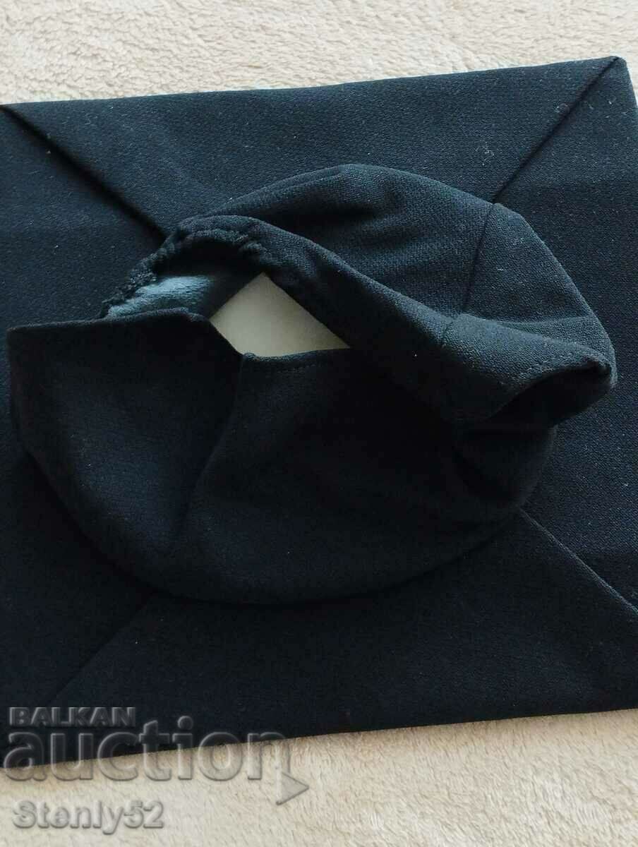 Căciulă pentru absolvenți (licență, master). cu preț € 10.00 | 19.56 BGN