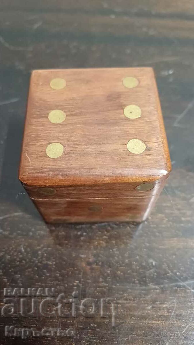 Wooden box with 5 dice
