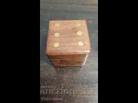 Wooden box with 5 dice