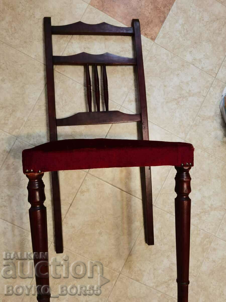 Licitație Două Scaune Vintage superbe Scaune din lemn masiv Licitație Două Scaune Vintage superbe Scaune din lemn masiv