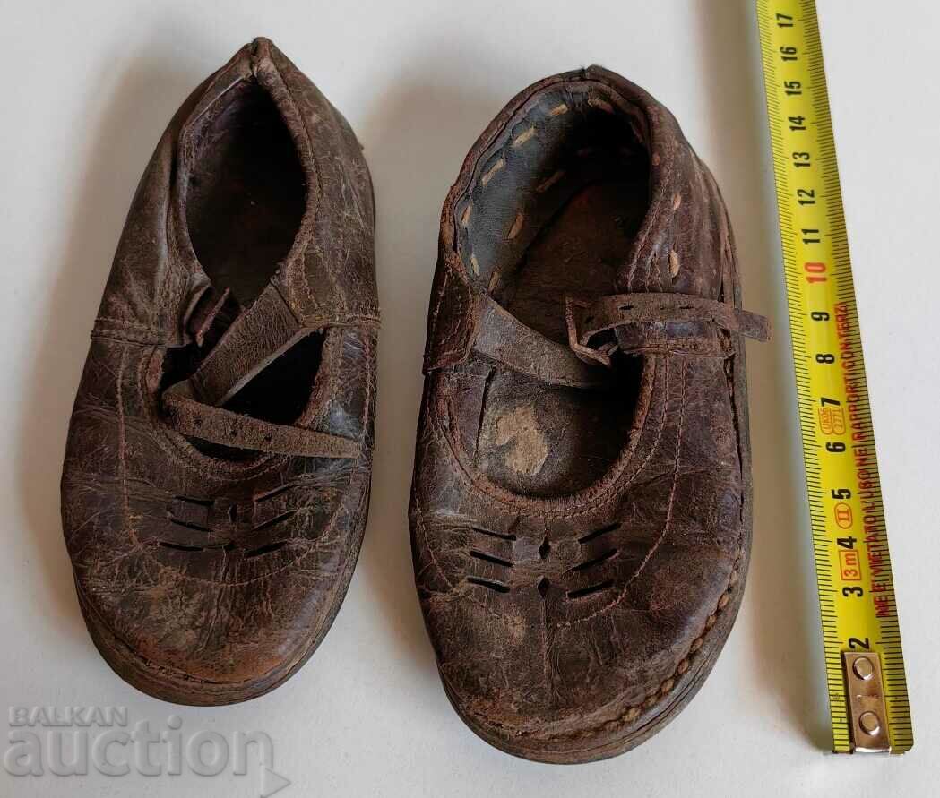 PANTOF DE PIELE PENTRU COPII DE Peste 100 DE ANI PANTOFI ROSEFORKS cu preț 79.00 BGN | € 40.39