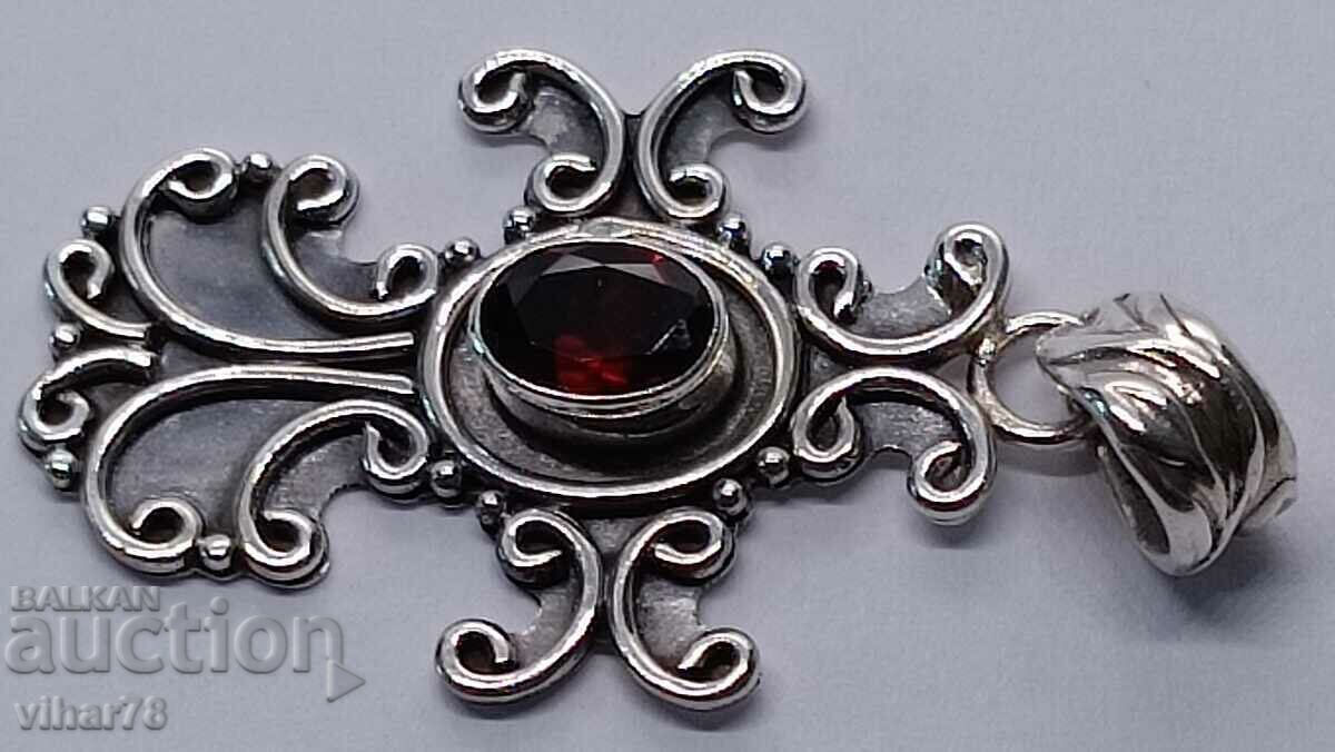 Licitație Foarte frumoasa cruce de argint cu granat Licitație Foarte frumoasa cruce de argint cu granat