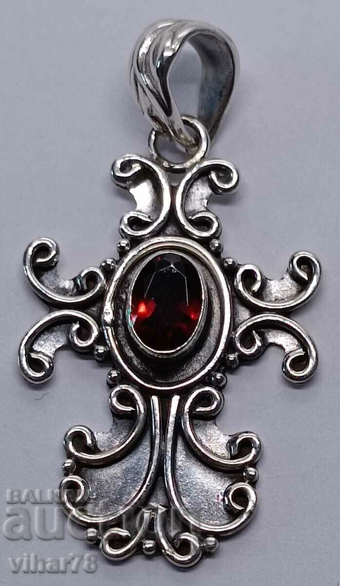 Livrarea Foarte frumoasa cruce de argint cu granat Livrarea Foarte frumoasa cruce de argint cu granat