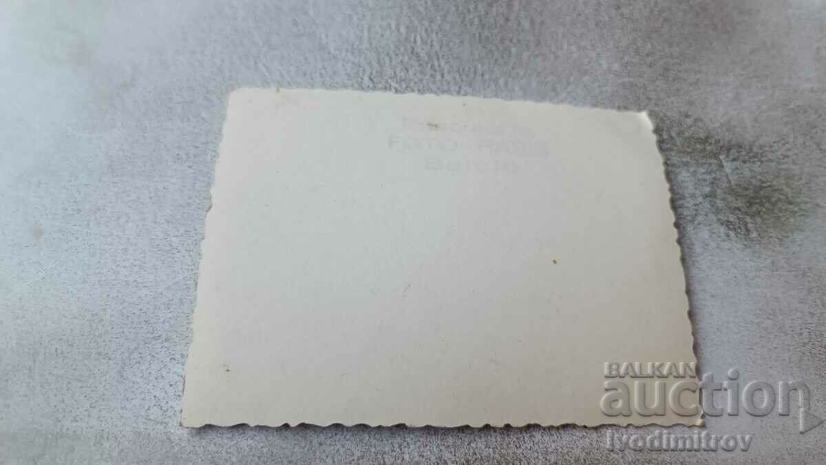 Φωτογραφία Balchik Άνδρες, γυναίκες και ένα μικρό κορίτσι με τιμή 2.15 BGN | € 1.10