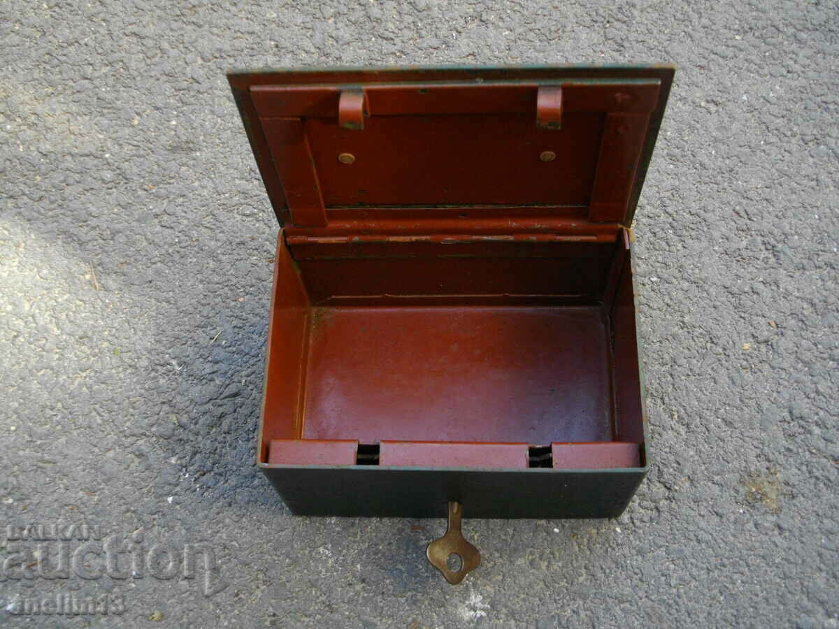 Livrarea SEIFUL VECHI DE METAL CASH