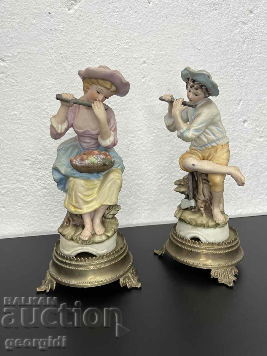 A pair of porcelain figures. #5487