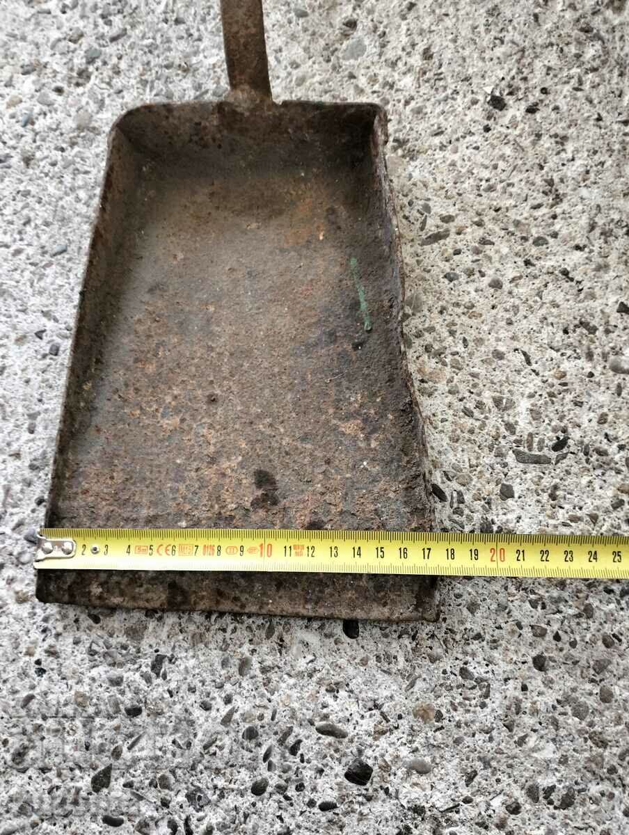 An old iron shovel with price 14.99 BGN | € 7.66 An old iron shovel with price 14.99 BGN | € 7.66