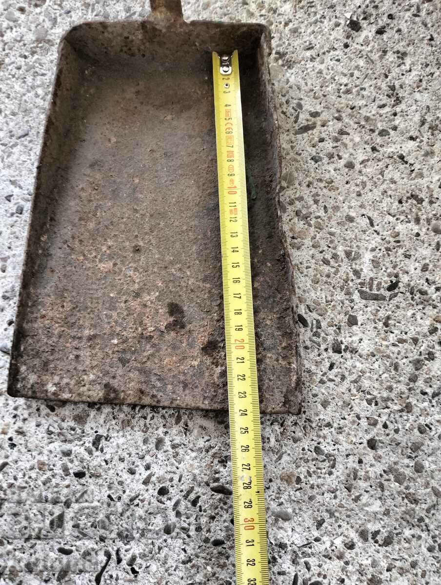 Auction An old iron shovel Auction An old iron shovel