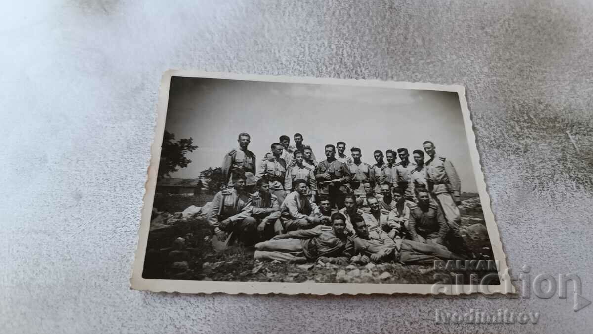 Снимка Русе Офицери и войници при Образцов чифлик 1952