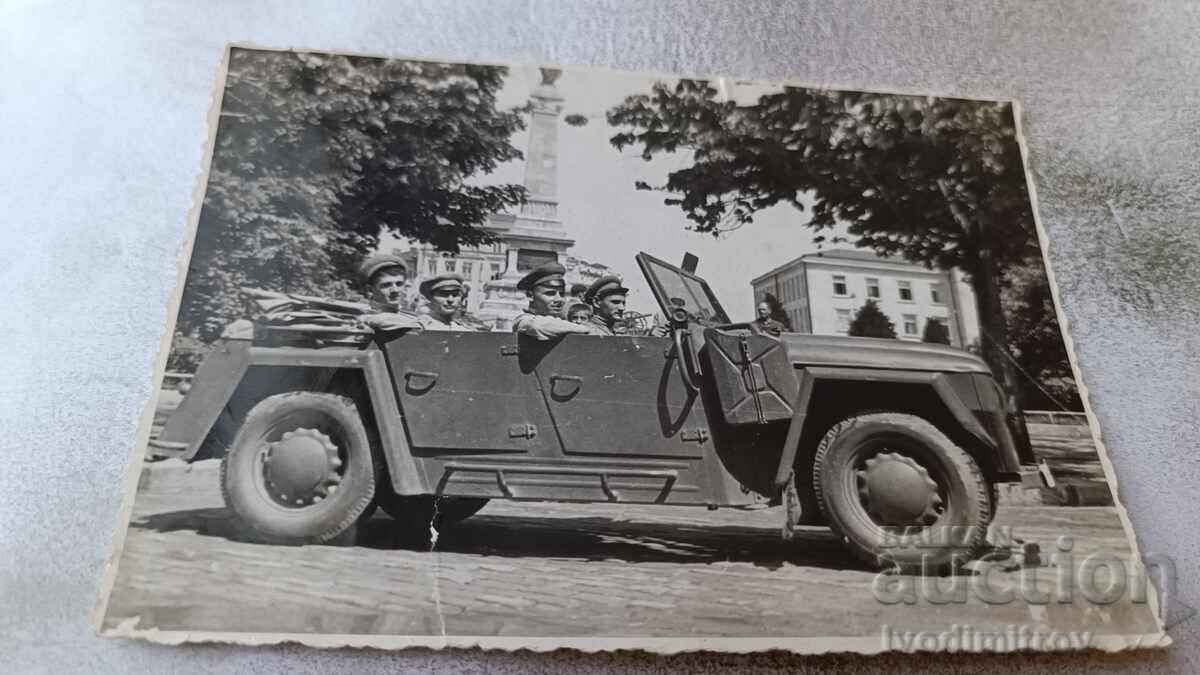Снимка Русе Офицери и войници в щабен военен автомобил 1952