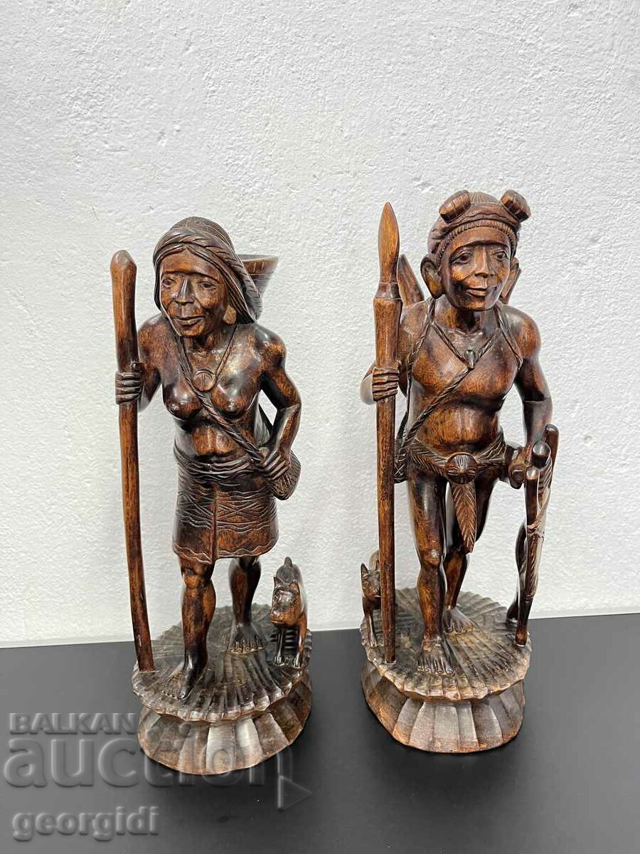 Wooden figures of Filipino hunters. #5495