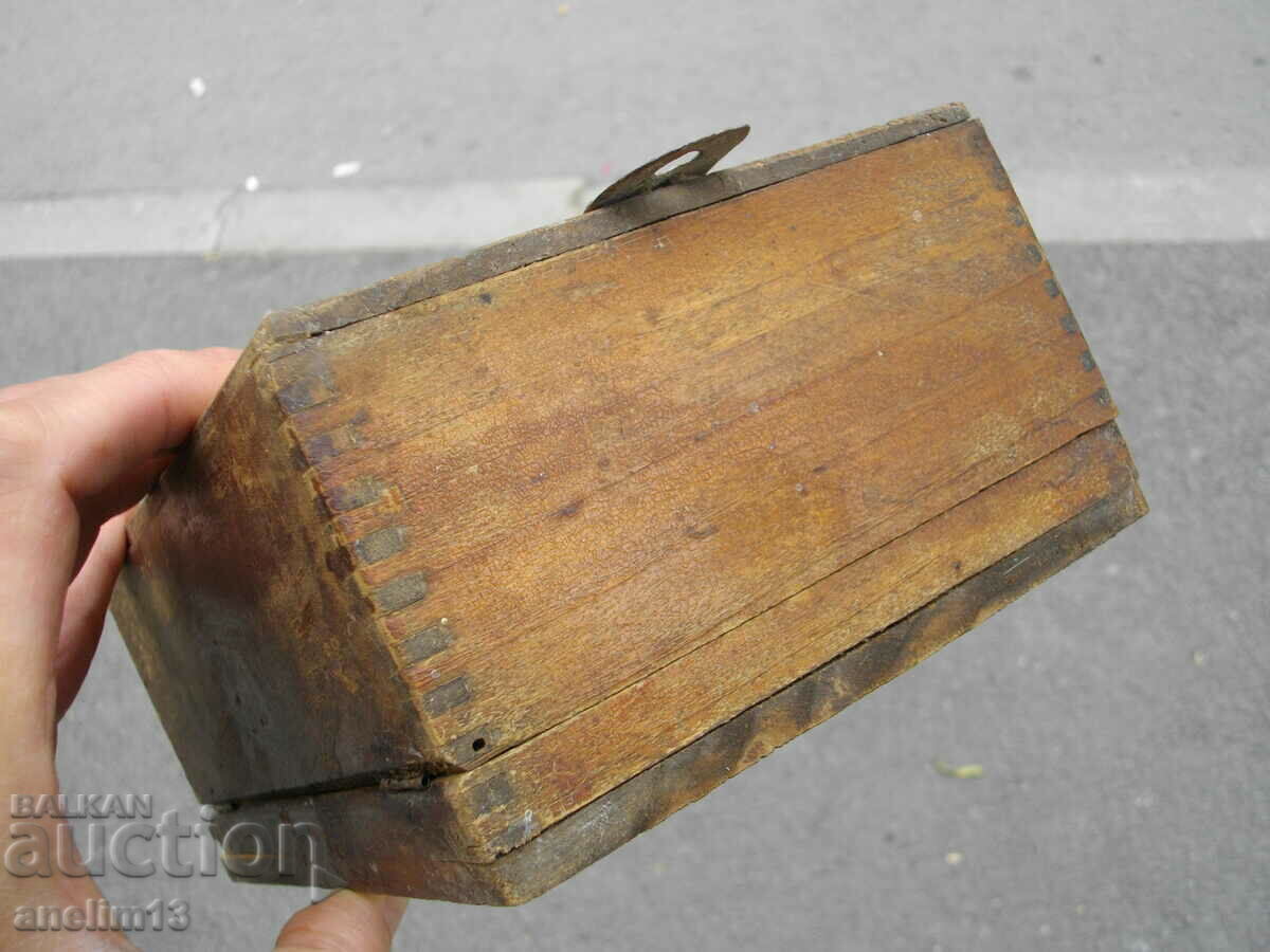 CUTIE DE CEAS VECHE DIN LEMN cu preț 30.00 BGN | € 15.34 CUTIE DE CEAS VECHE DIN LEMN cu preț 30.00 BGN | € 15.34