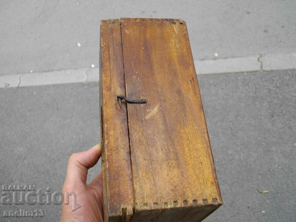 Licitație CUTIE DE CEAS VECHE DIN LEMN Licitație CUTIE DE CEAS VECHE DIN LEMN