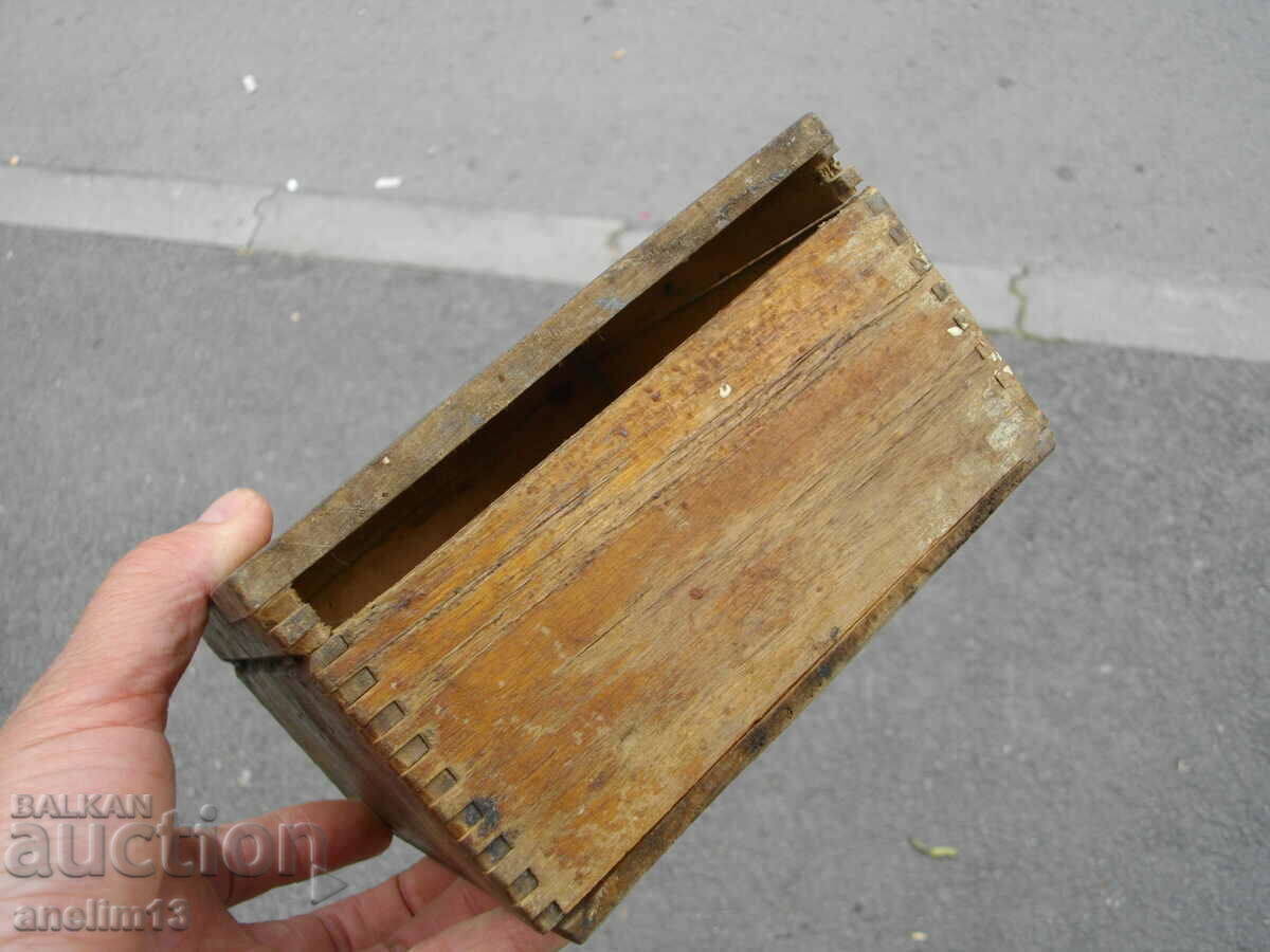 Livrarea CUTIE DE CEAS VECHE DIN LEMN Livrarea CUTIE DE CEAS VECHE DIN LEMN