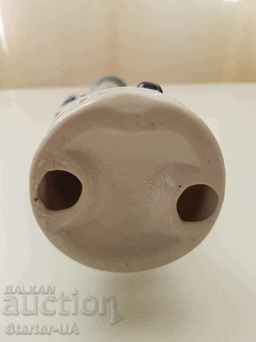 Ένα όμορφο πορσελάνινο ειδώλιο ενός μουσικού. - 5