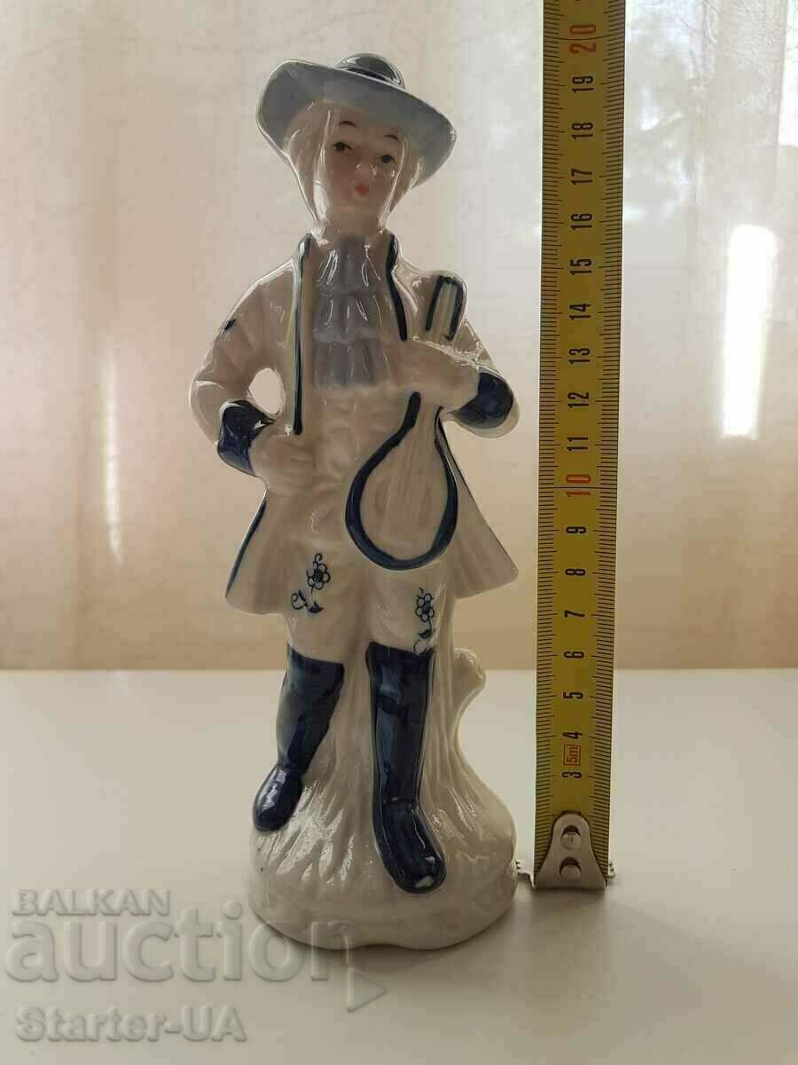 Ένα όμορφο πορσελάνινο ειδώλιο ενός μουσικού. - 6