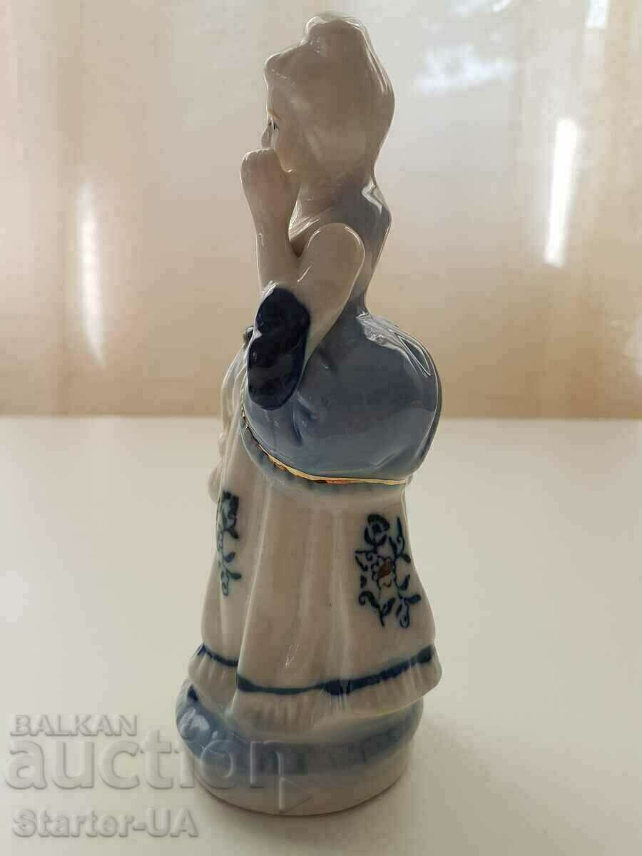 Παράδοση Πορσελάνινο ειδώλιο κυρίας. Παράδοση Πορσελάνινο ειδώλιο κυρίας.