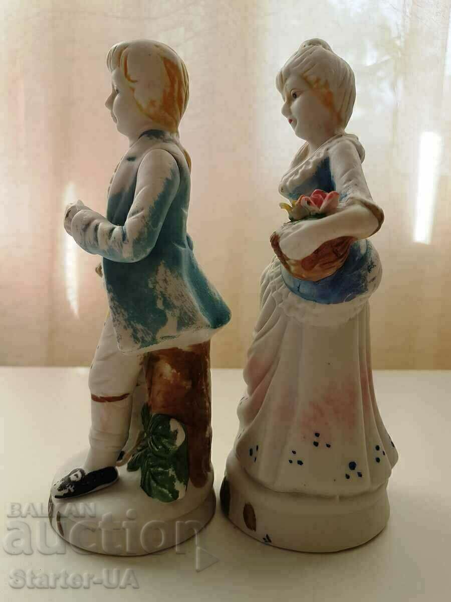 Livrarea O pereche frumoasă de figurine de porțelan.