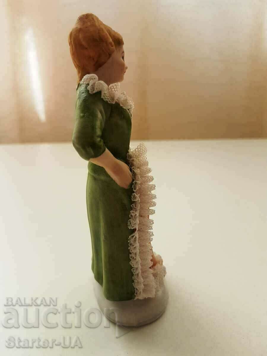 Veche figură de porțelan a unei doamne. cu preț € 7.00 | 13.69 BGN