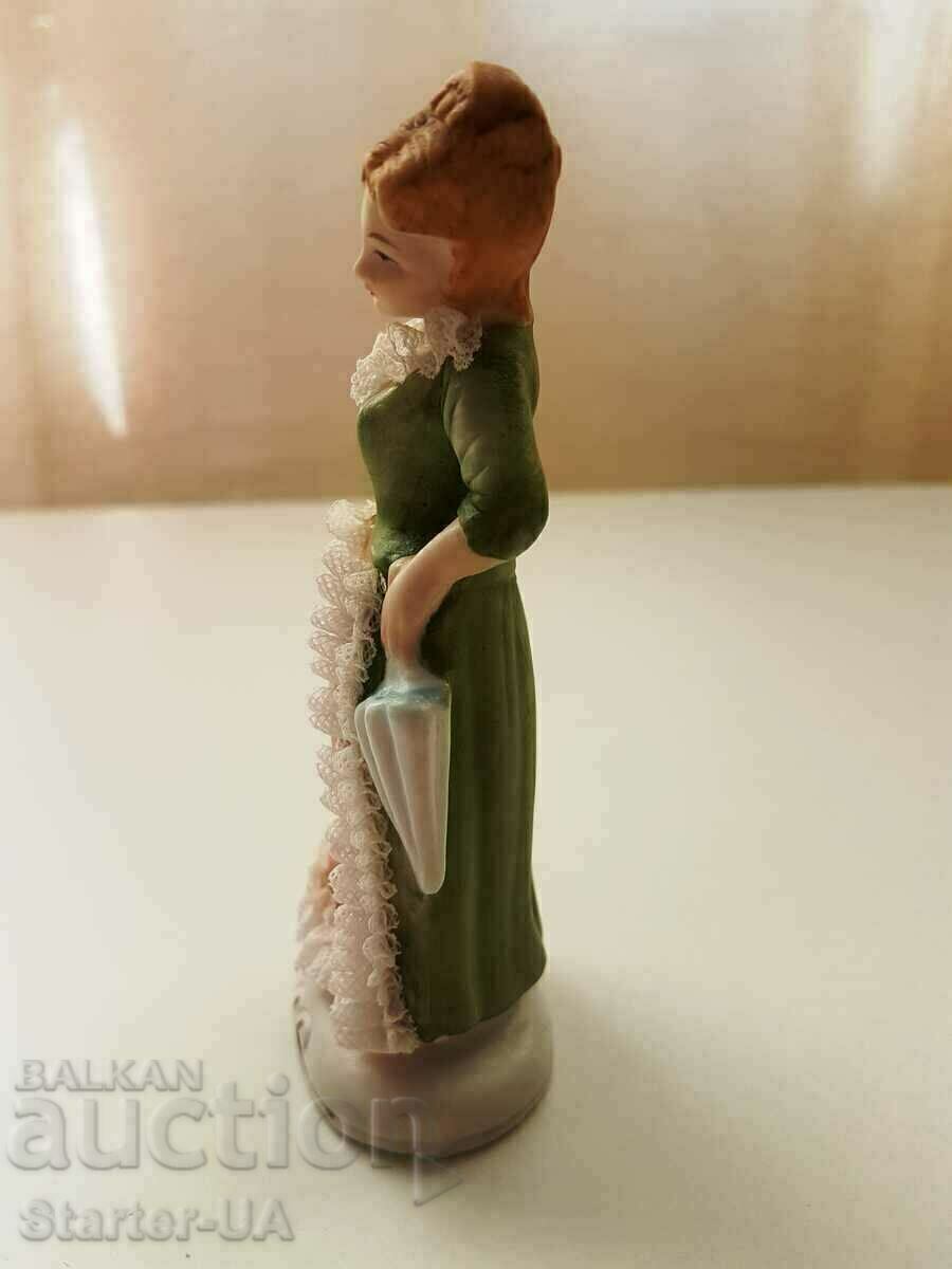 Παράδοση Παλιά πορσελάνινη φιγούρα κυρίας. Παράδοση Παλιά πορσελάνινη φιγούρα κυρίας.