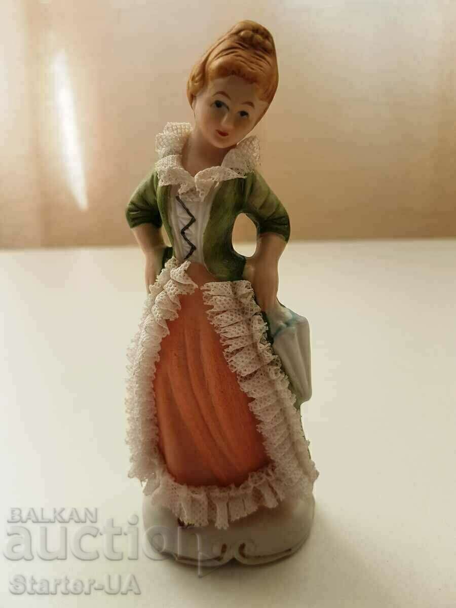 Παλιά πορσελάνινη φιγούρα κυρίας. Παλιά πορσελάνινη φιγούρα κυρίας.