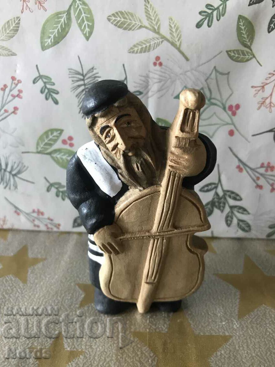 Дървена фигурка музикант