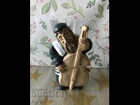 Figurină din lemn a unui muzician