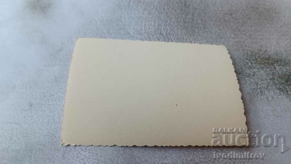 Φωτογραφία Άνδρες και γυναίκες μπροστά από ένα εργοστάσιο με τιμή 1.65 BGN | € 0.84 Φωτογραφία Άνδρες και γυναίκες μπροστά από ένα εργοστάσιο με τιμή 1.65 BGN | € 0.84