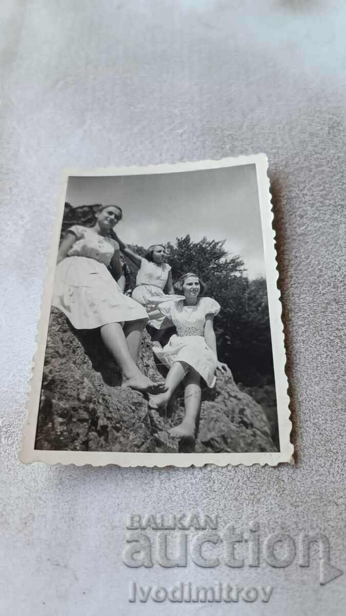 Снимка Златица Три млади момичета седнали на скала 1957