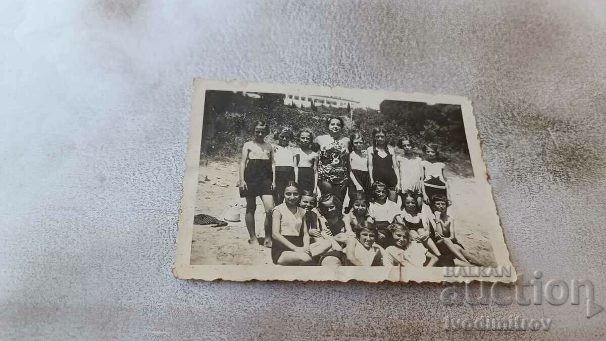 Foto Femeie și fete pe plajă 1941