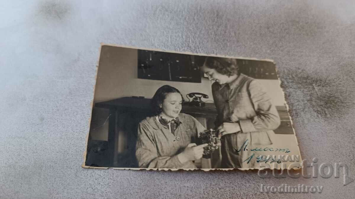Foto Sofia Două femei la telefon. Sediul Lviv Most 1943