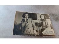Φωτογραφία Σοφία Δύο γυναίκες στο τηλέφωνο. έδρα της Lviv Most 1943