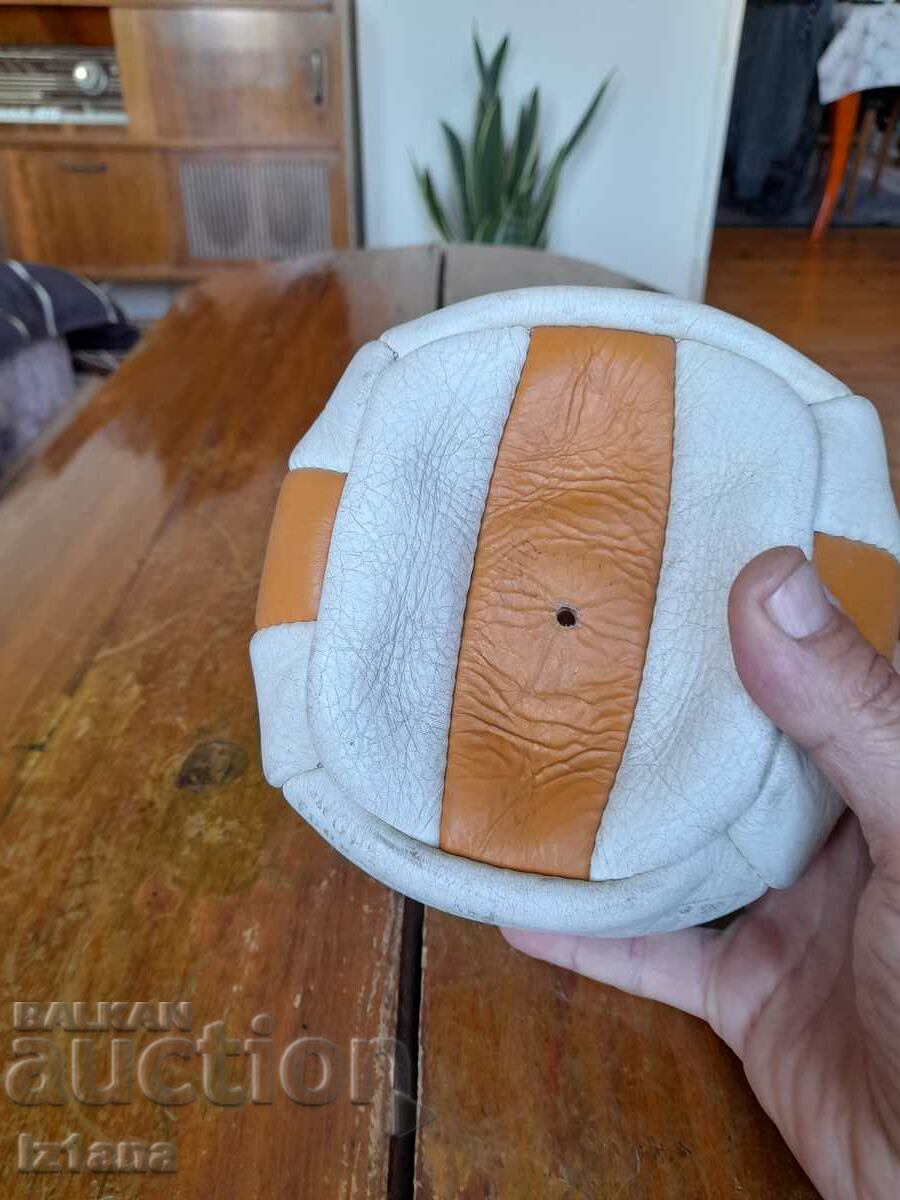 Delivery of Old children's sports ball Delivery of Old children's sports ball