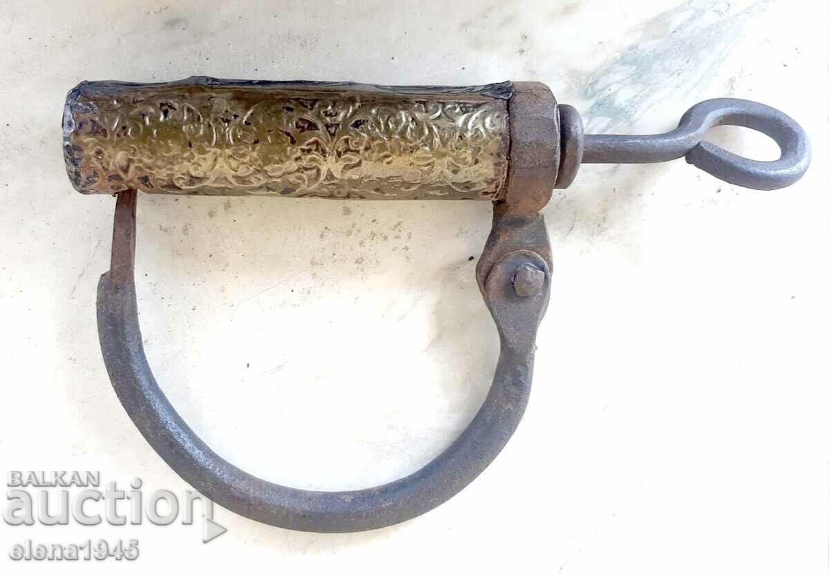Антикварна затворническа окова с ключ