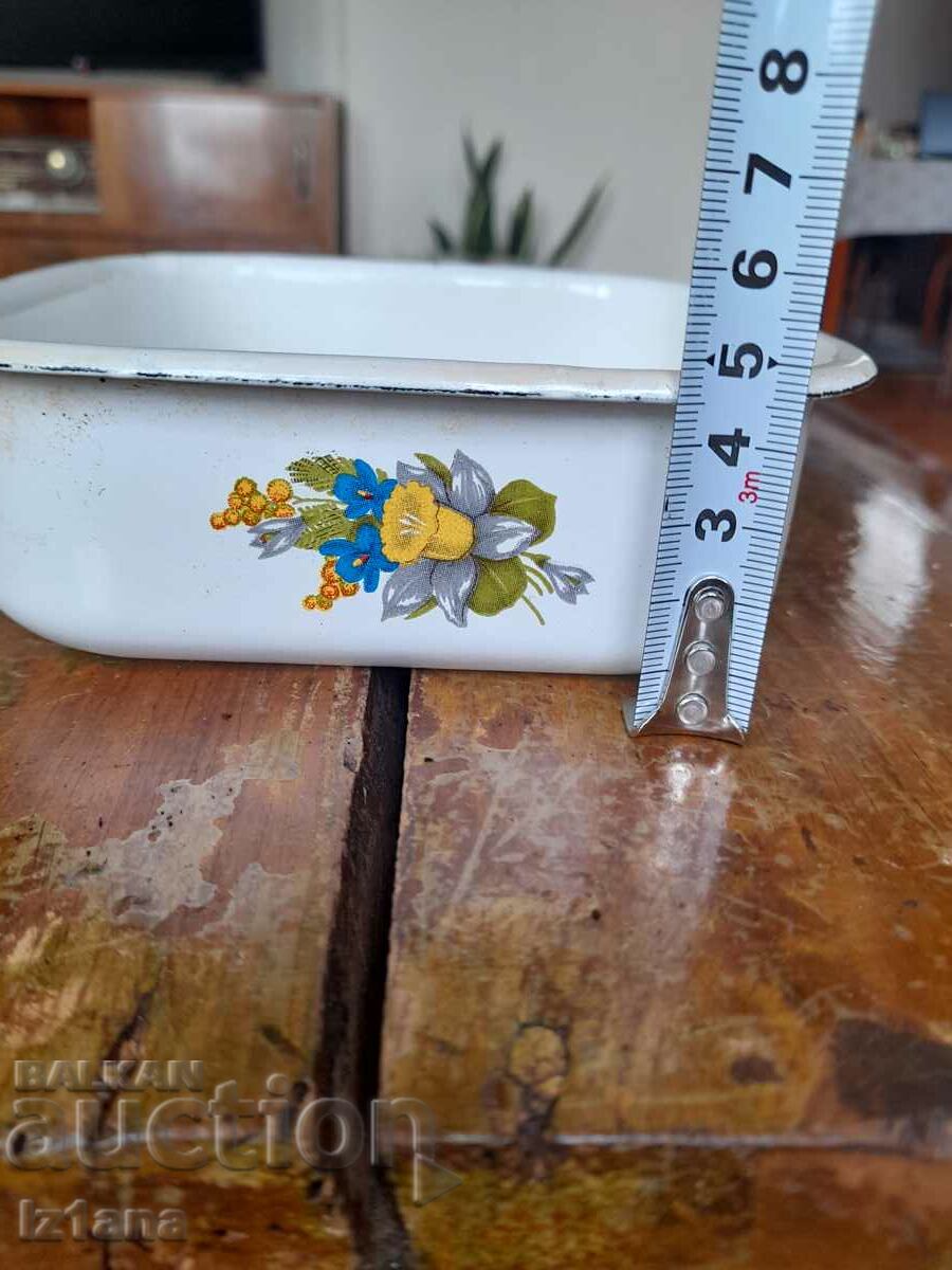 Delivery of Old enamel food box Delivery of Old enamel food box