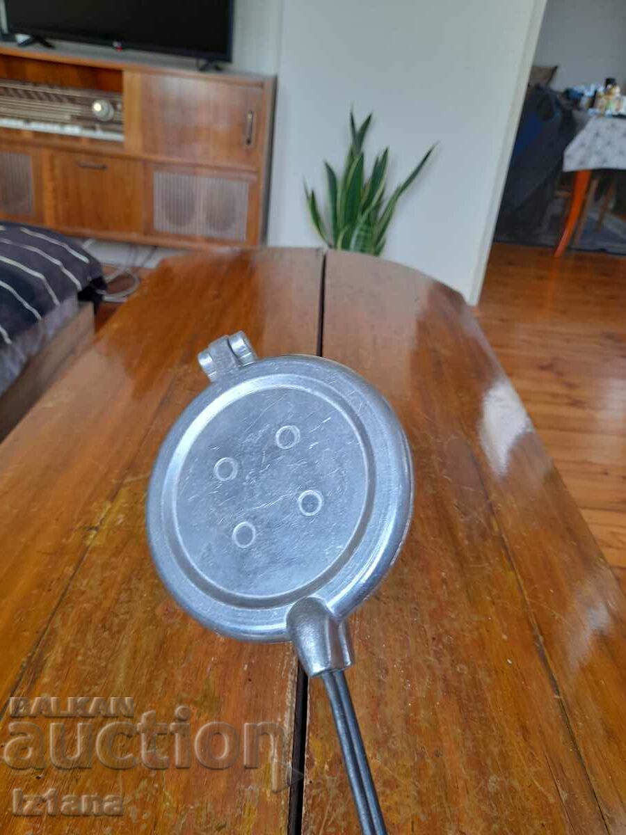 Old device for baking sweets, Nuts with price 75.00 BGN | € 38.35 Old device for baking sweets, Nuts with price 75.00 BGN | € 38.35