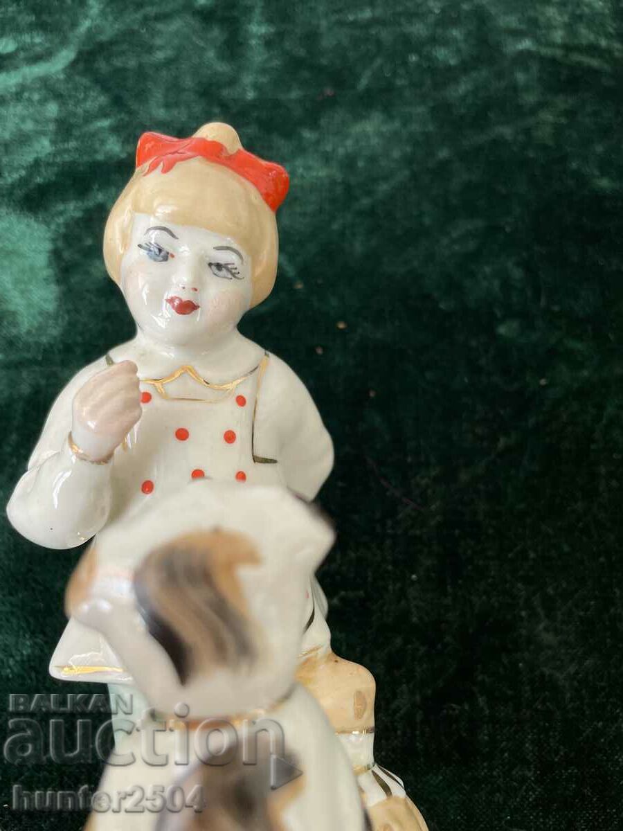 O fată cu un câine și o jucărie - 15 cm, URSS cu preț 165.95 BGN | € 84.85 O fată cu un câine și o jucărie - 15 cm, URSS cu preț 165.95 BGN | € 84.85