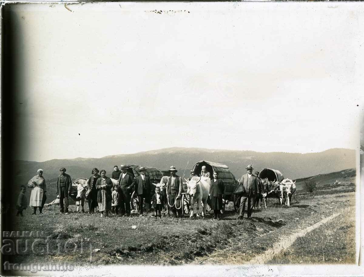 стар стъклен негатив, пътуващи с волски каруци,  ок.1922