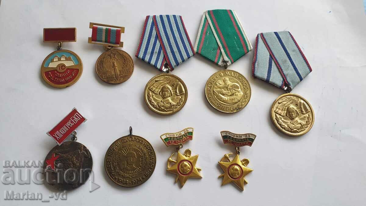 O mulțime de medalii și insigne