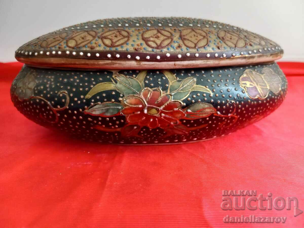 Auction  SATSUMA Porcelain Jewelry Box Marked!