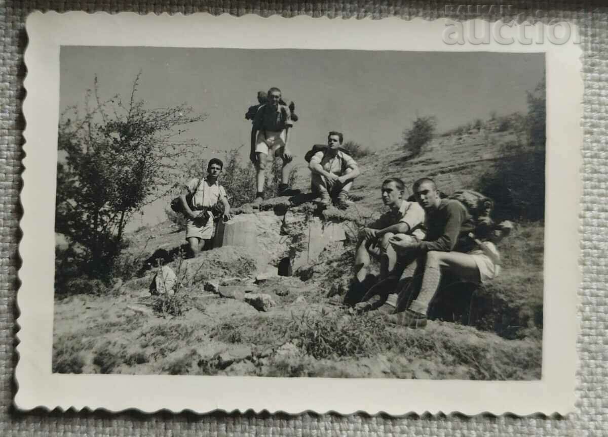Παλιά φωτογραφική φωτογραφία & ομάδα νέων μπροστά στον σερβικό χάρτη..