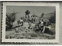 Fotografie veche și grup de tineri în fața hărții sârbe..