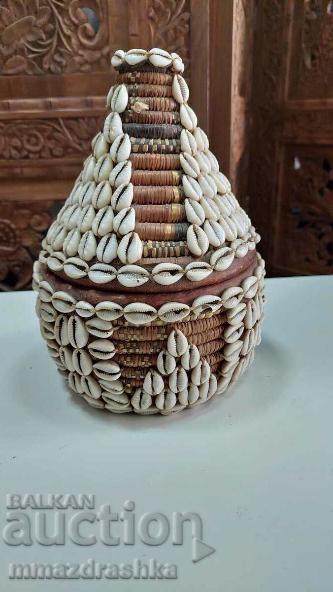 Knitted box with seashells