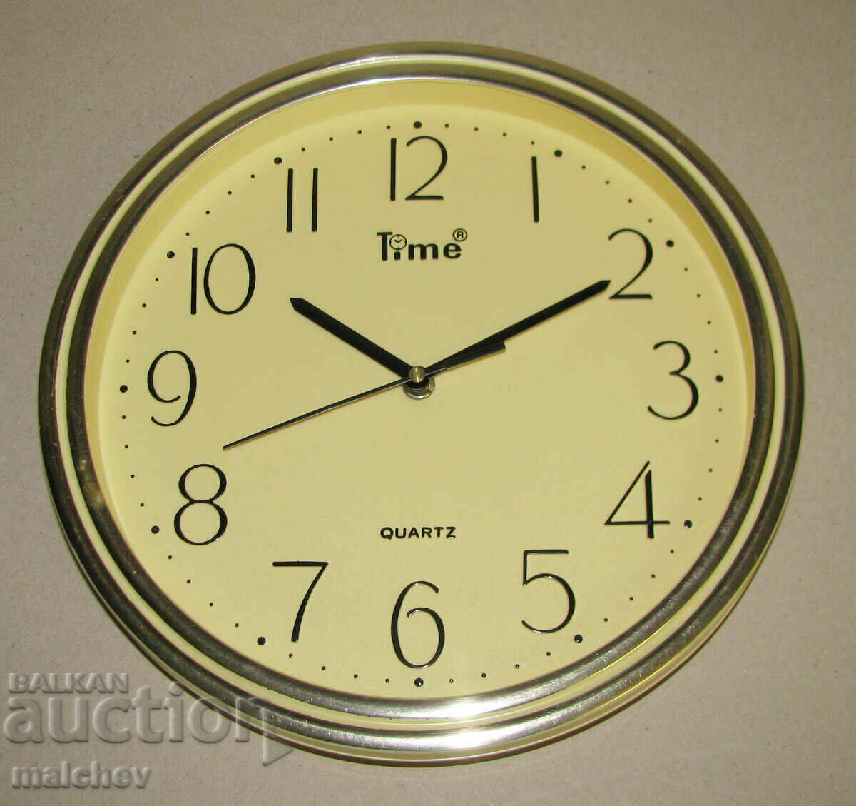 Wall clock Time 28 cm quartz battery completely preserved