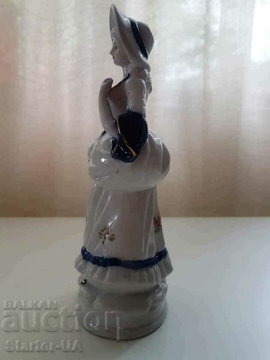 Παράδοση Μια όμορφη πορσελάνινη κυρία. Δεν έχει επισημανθεί. Παράδοση Μια όμορφη πορσελάνινη κυρία. Δεν έχει επισημανθεί.